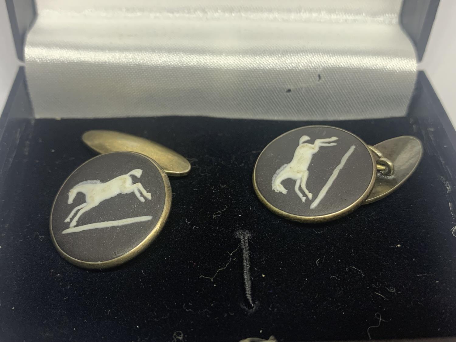 A PAIR OF SILVER WEDGWOOD BLACK CUFFLINKS WITH HORSE DESIGN AND A PAIR OF BLUE EARRINGS (ONE A/F) IN - Image 2 of 3