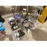 A LARGE ASSORTMENT OF ITEMS TO INCLUDE ORIENTAL STYLE JUG AND WASH BOWL, CERAMIC LAMP AND GLASS
