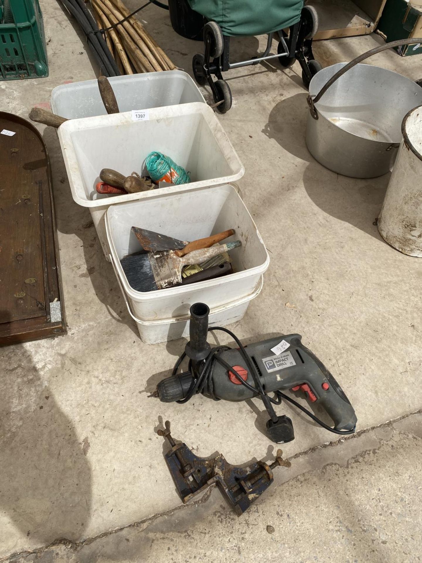 AN ASSORTMENT OF ITEMS TO INCLUDE PAINT BRUSHES, TROWELS AND AN IMPACT DRILL