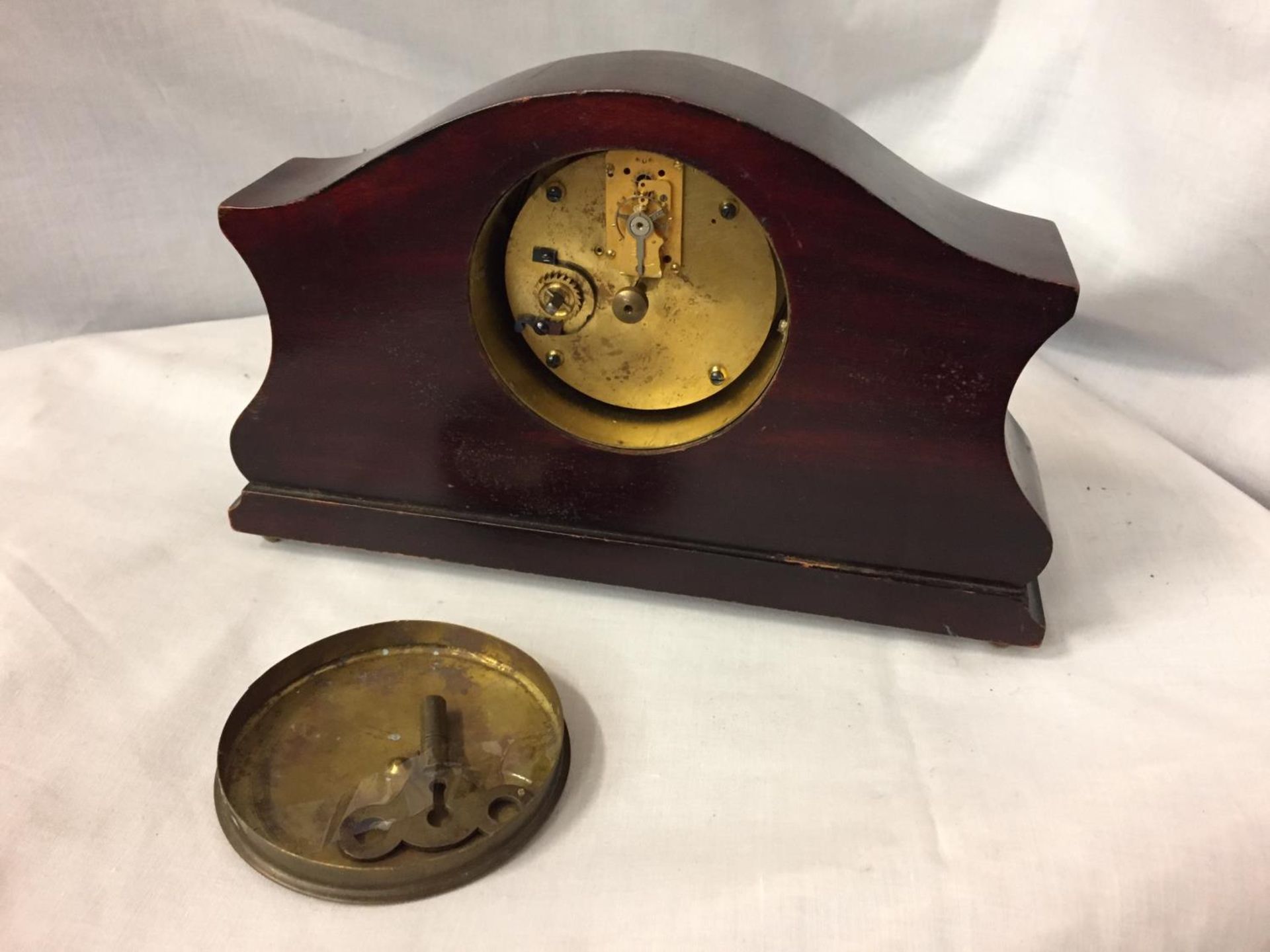 AN INLAID MAHOGANY MANTLE CLOCK WITH GILDED CENTRE FACE AND ENAMEL DIAL - Image 4 of 4