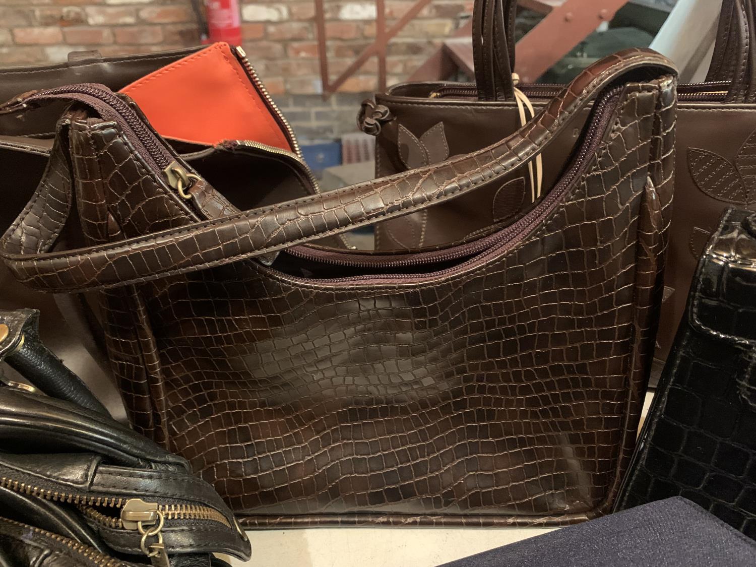 A BROWN RADLEY HANDBAG AND A SELECTION OF OTHER HANDBAGS AND TOTE BAGS - Image 3 of 5