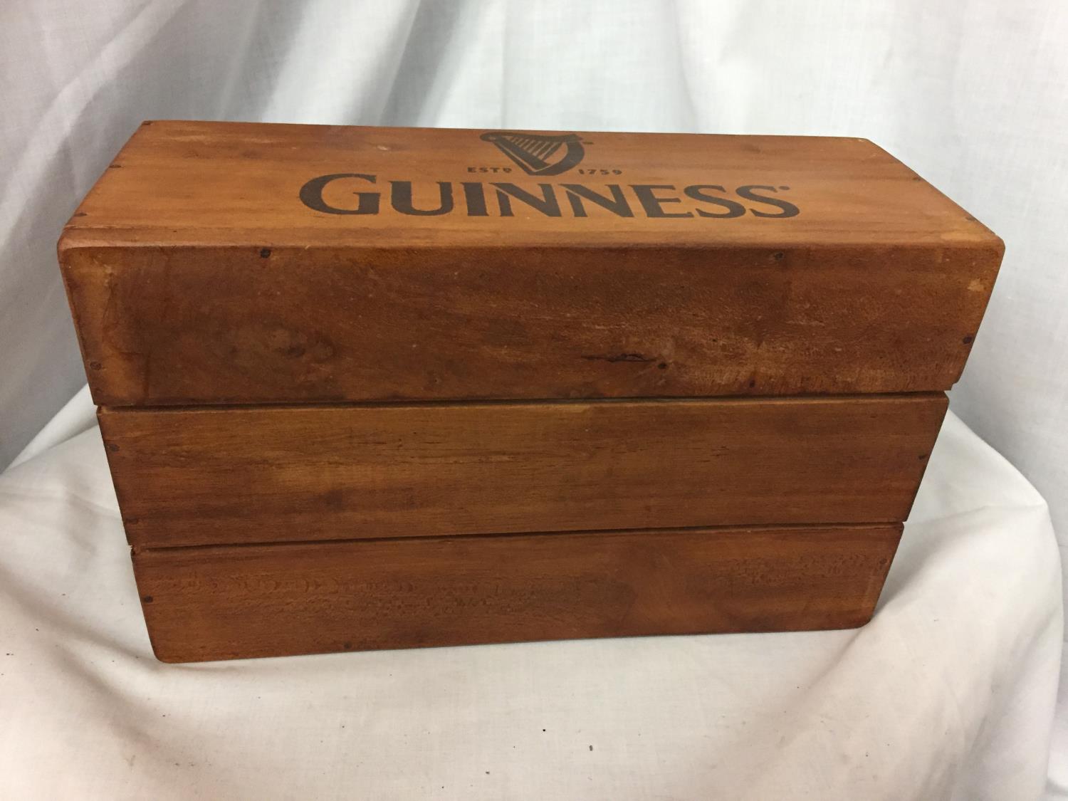 A WOODEN 'GUINNESS' BOX. LENGTH 33CM - Image 3 of 3