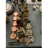 A SELECTION OF VARIOUS BRASS ITEMS