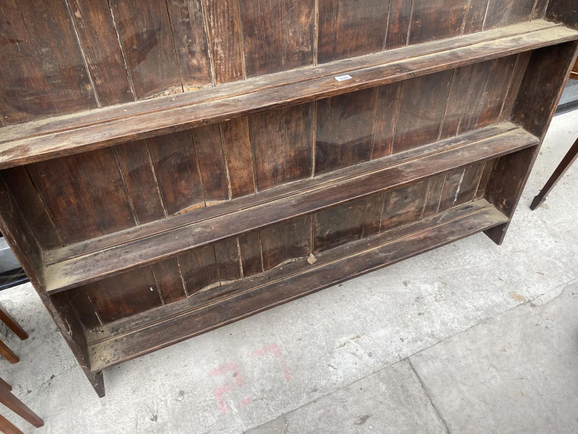 A GEORGE III OAK DRESSER RACK, 64" WIDE, WITH LATER PANELS - Image 4 of 5