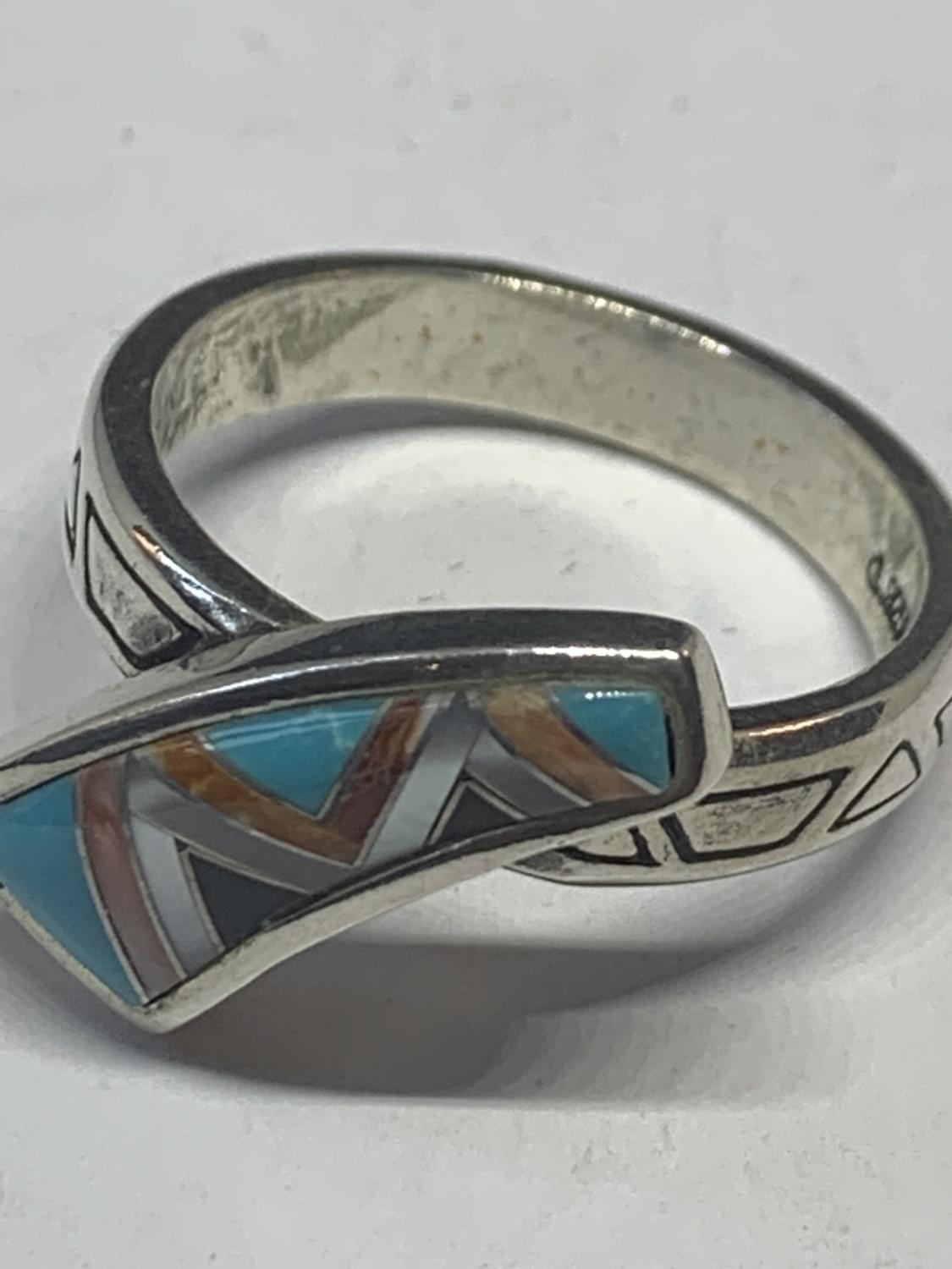 A SILVER RING WITH A NAVAJO STONE DESIGN IN A PRESENTATION BOX - Image 4 of 4