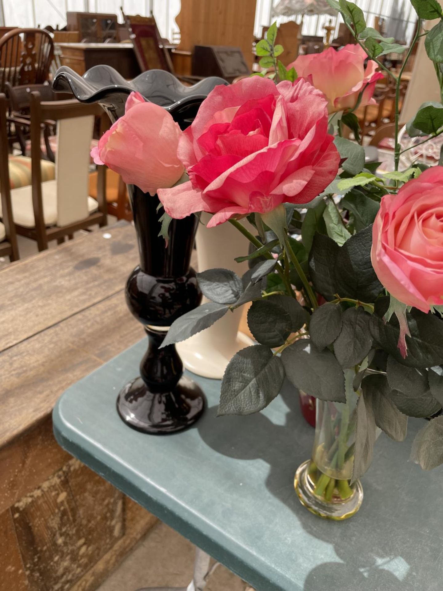 AN ASSORTMENT OF VASES TO INCLUDE ARTIFICIAL FLOWERS - Image 3 of 4