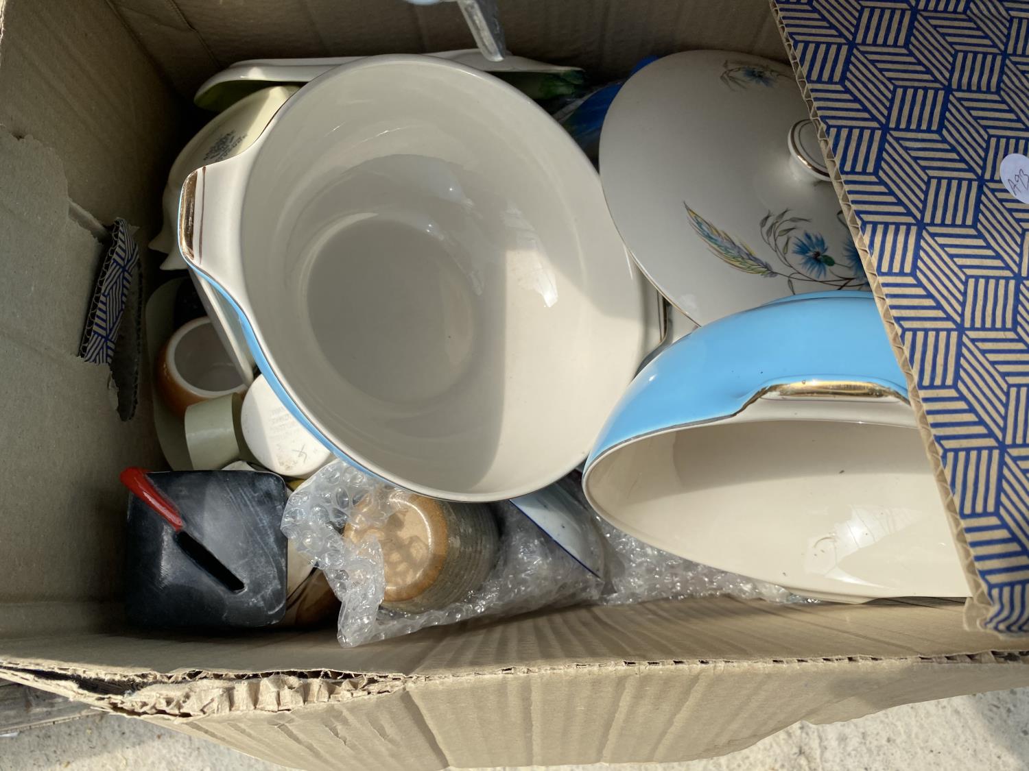 AN ASSORTMENT OF HOUSEHOLD CLEARANCE ITEMS TO INCLUDE CERAMIC WARE, LAMPSHADES AND RECORDS ETC - Image 4 of 6