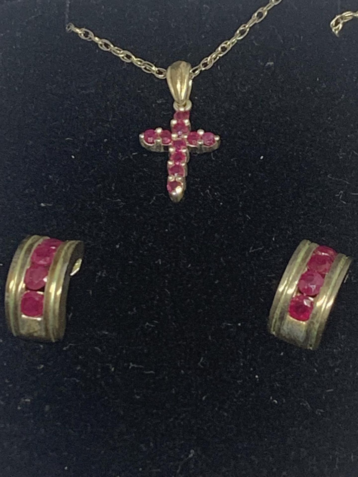A SILVER NECKLACE WITH A RUBY CROSS PENDANT AND A PAIR OF MATCHING EARRINGS IN A PRESENTATION BOX - Image 2 of 4