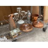 AN ASSORTMENT OF ITEMS TO INCLUDE A COPPER JUG, PEWTER VASE AND FURTHER COPPER ITEMS ETC