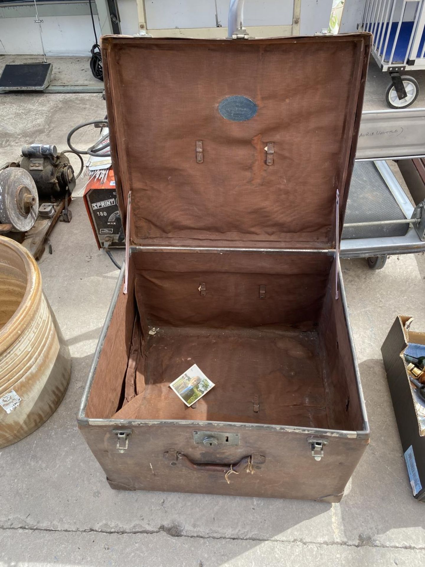 A VINTAGE TRAVEL TRUNK - Image 4 of 5
