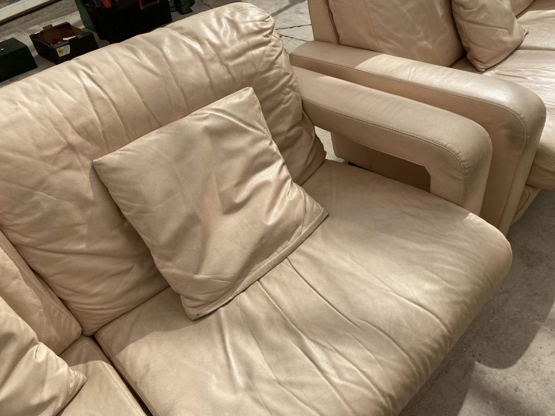 A MODERN OPEN ARMED THEE PIECE LEATHER LOUNGE SUITE - Image 10 of 11