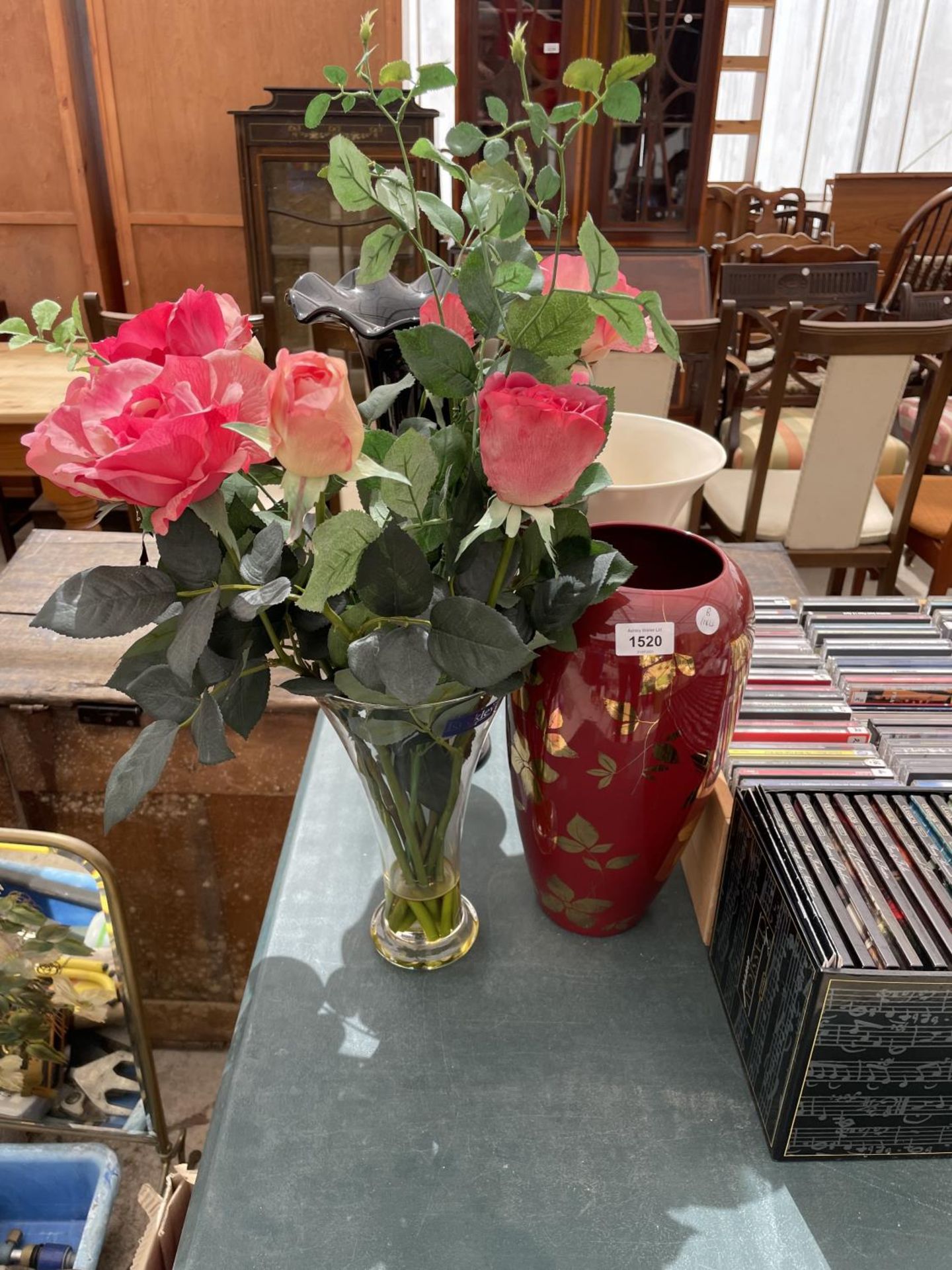 AN ASSORTMENT OF VASES TO INCLUDE ARTIFICIAL FLOWERS