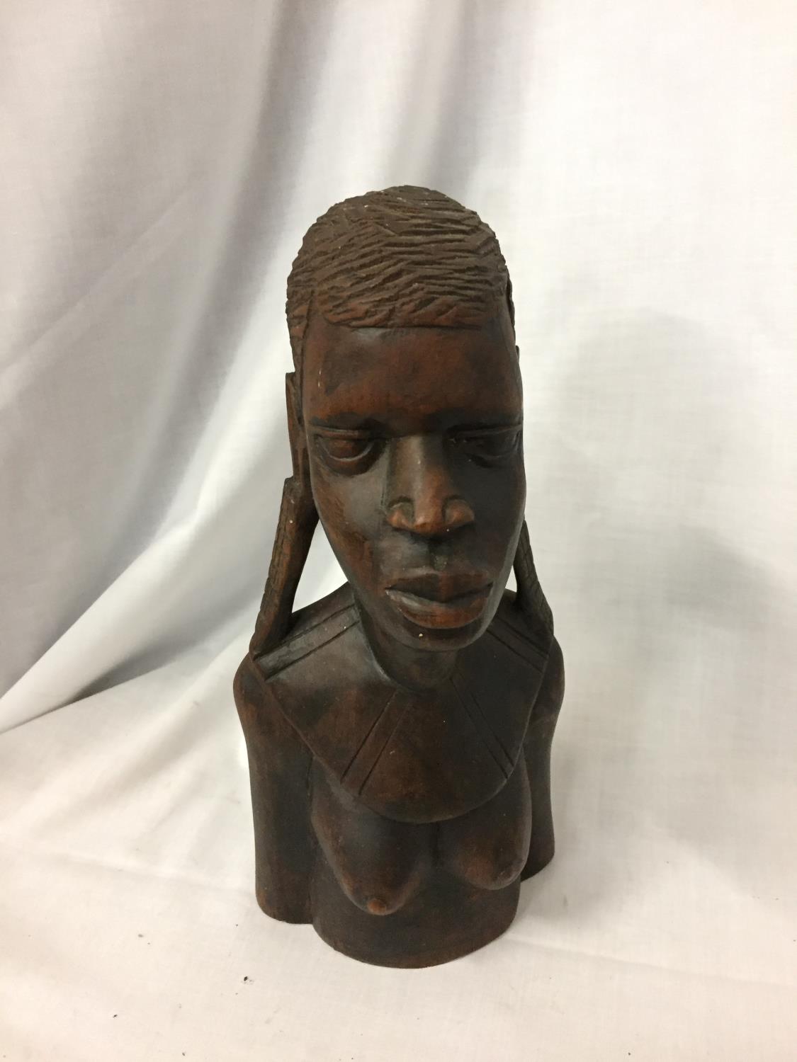 AN AFRICAN TRIBAL WOODEN CARVED BUST MODEL. H 30CM