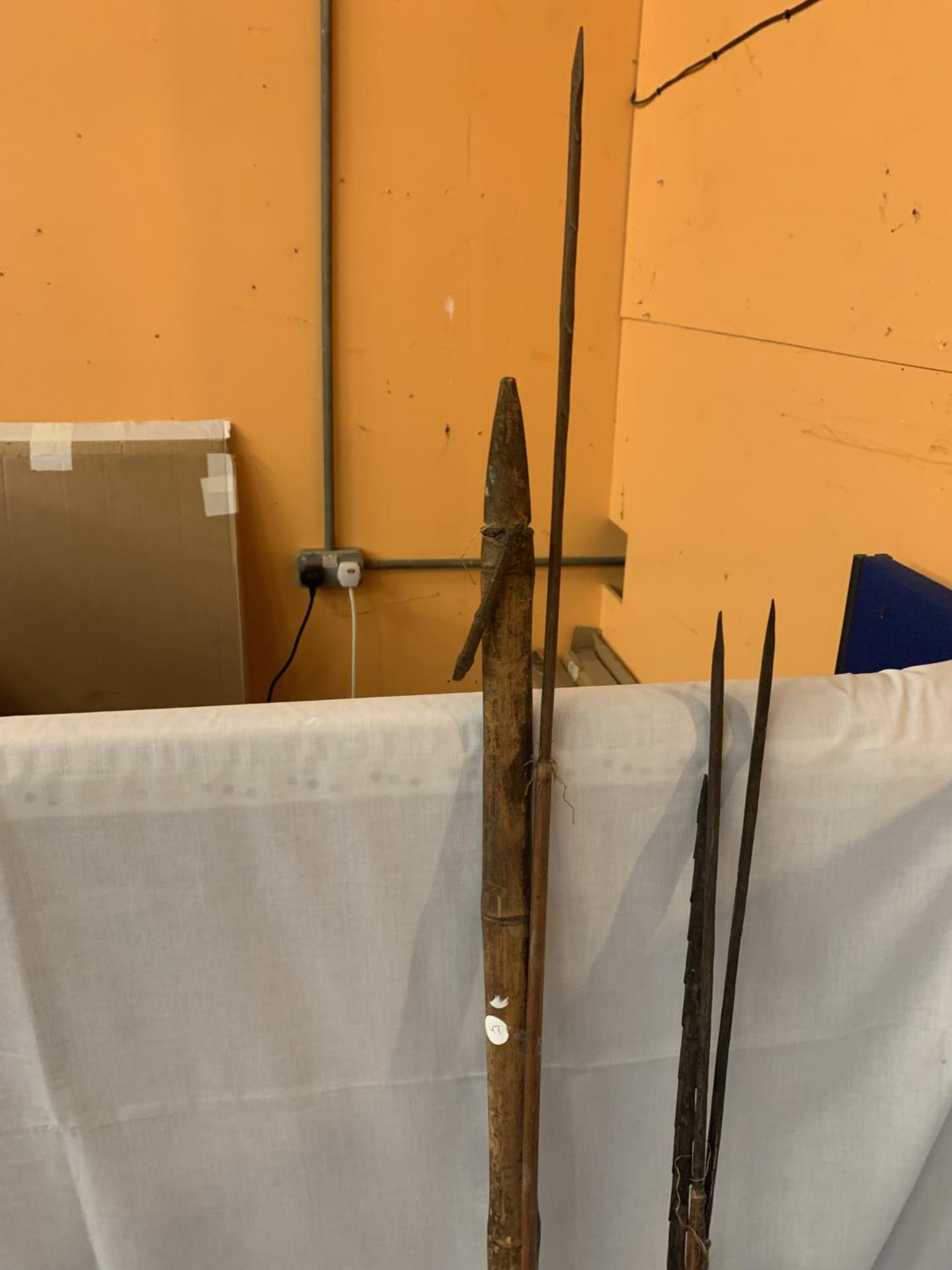 A COLLECTION OF VARIOUS ARROWS AND SPEARS - Image 3 of 3