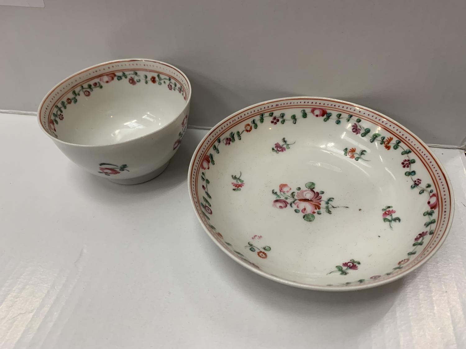 AN 18TH/19TH CENTURY POSSIBLY NEW HALL PORCELAIN TEA BOWL AND SAUCER