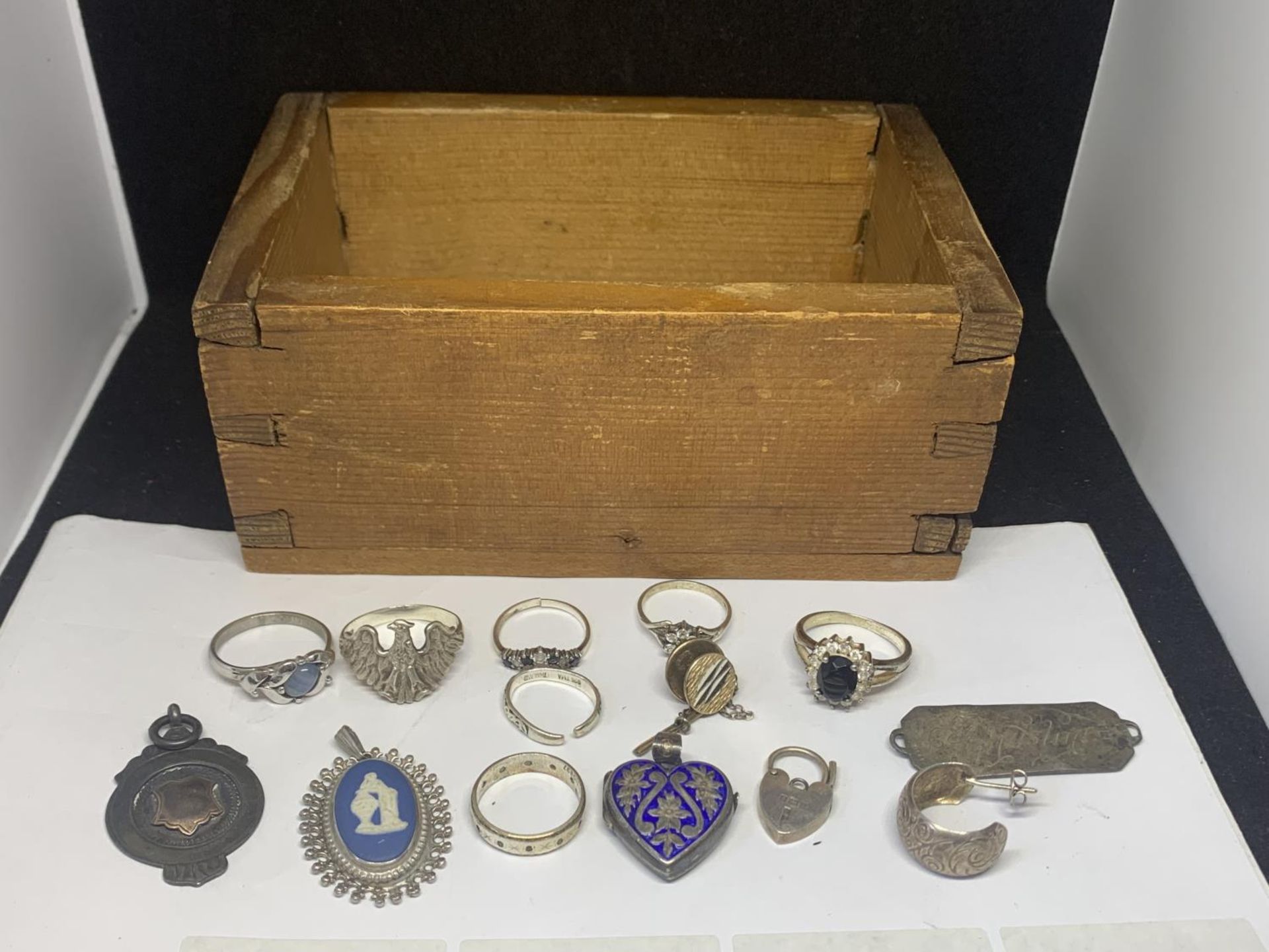 A COLLECTION OF SILVER ITEMS TO INCLUDE RINGS, PENDANTS ETC