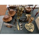 A QUANTITY OF ITEMS TO INCLUDE COPPER AND BRASS KETTLES, TRIVETS, A PAIR OF TREEN MUSHROOMS,