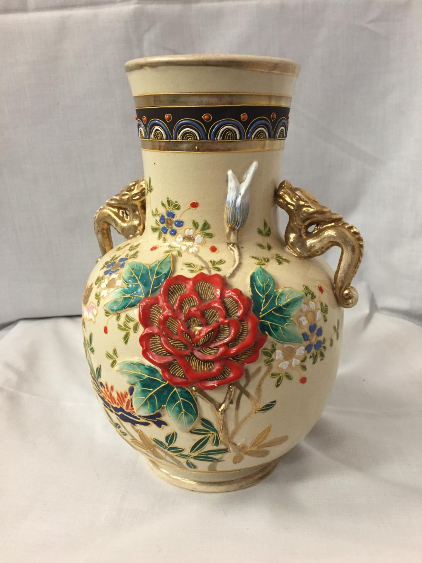AN ORIENTAL VASE WITH GILT HANDLES 26CM HIGH - Image 2 of 5