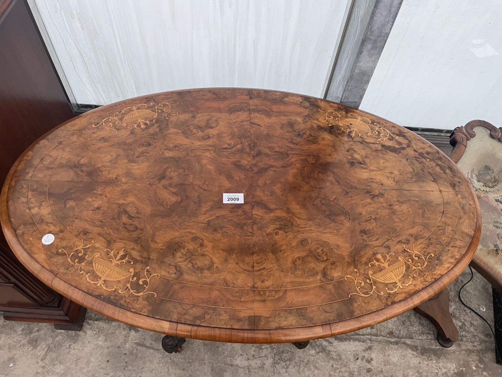 A VICTORIAN OVAL WALNUT AND INLAID LOO TABLE, 36X22" ON QUATREFOIL BASE - Image 2 of 5