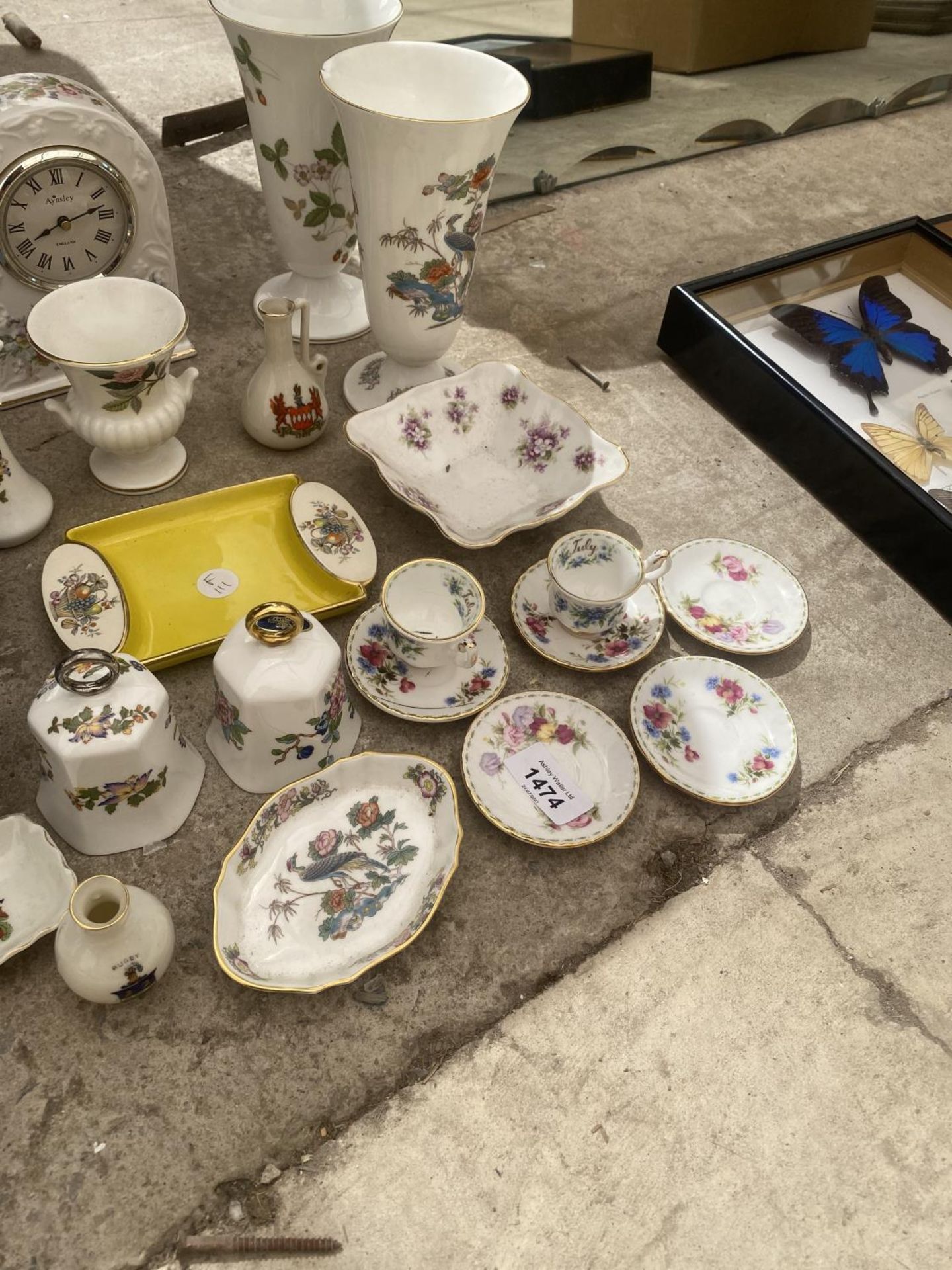 A LARGE QUANTITY OF CERAMIC WARE TO INCLUDE WEDGWOOD, ROYAL DOULTON AND ROYAL ALBERT ETC - Image 5 of 5