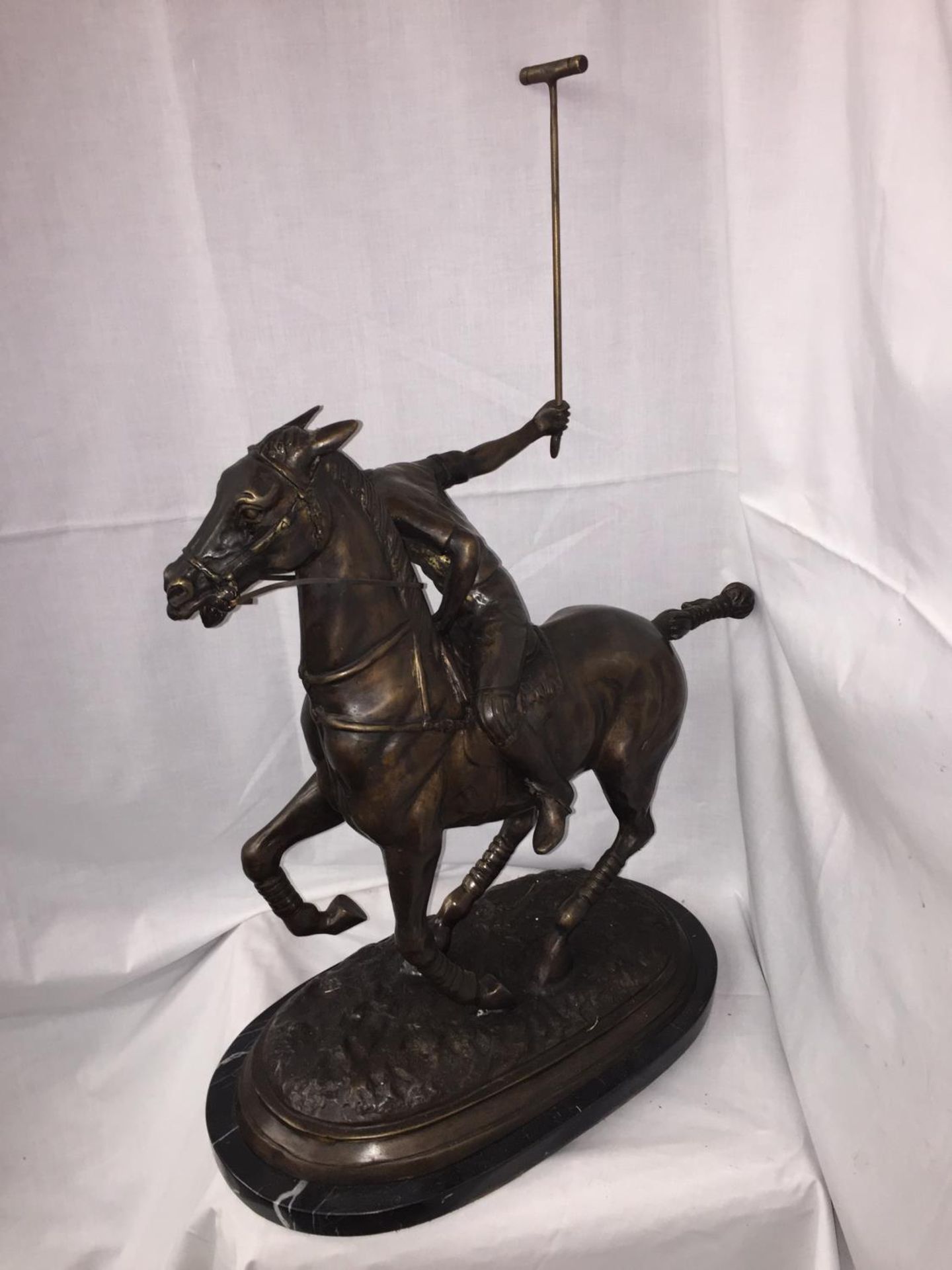 A LARGE BRONZE STATUE OF A POLO PLAYER ON A MARBLE BASE 54CM LENGTH (TAIL TO NOSE) X 60CM HEIGHT - Image 2 of 4