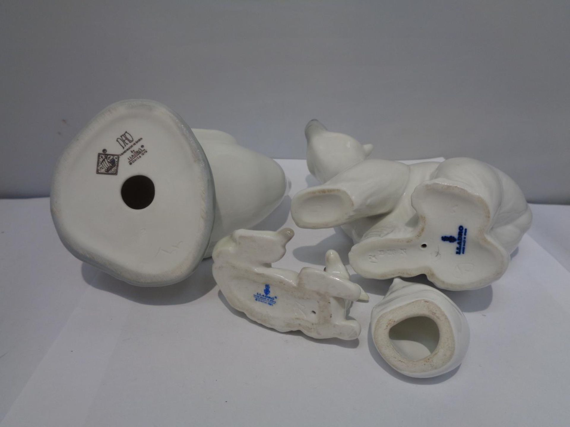 FOUR EXAMPLES OF CERAMIC ANIMALS TO INCLUDE A NAO DUCK, A LLADRO POLAR BEAR AND LAMB - Image 3 of 3