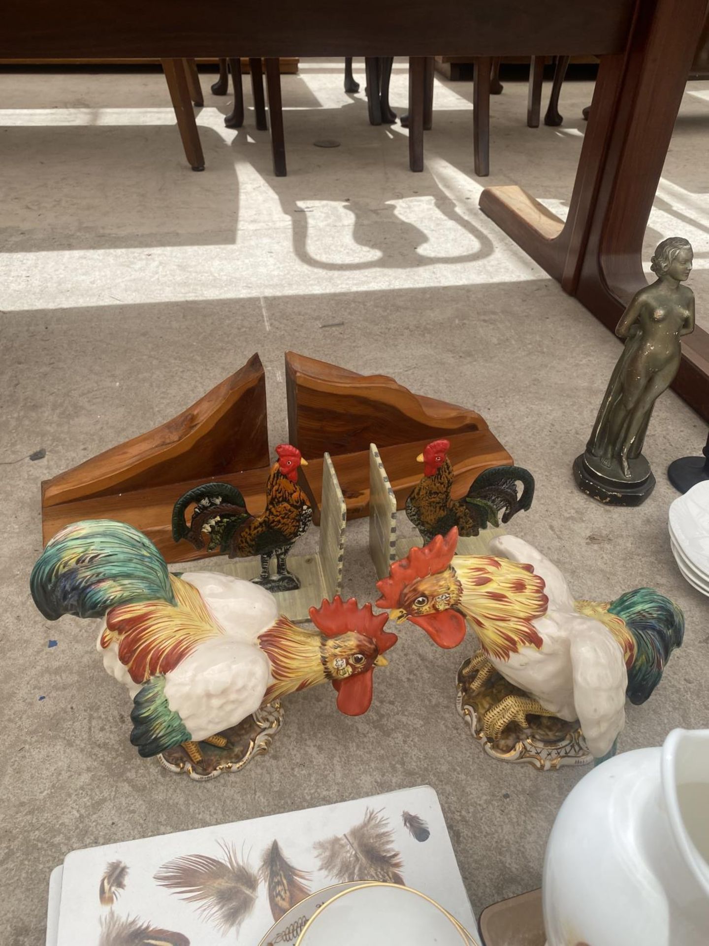 AN ASSORTMENT OF ITEMS TO INCLUDE COCKEREL BOOK ENDS, PLACE MATS AND SHELLEY SAUCERS - Image 3 of 5