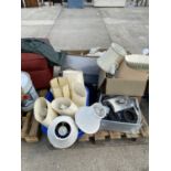 AN ASSORTMENT OF HOUSEHOLD CLEARANCE ITEMS TO INCLUDE ELECTRONICS AND LAMPS ETC