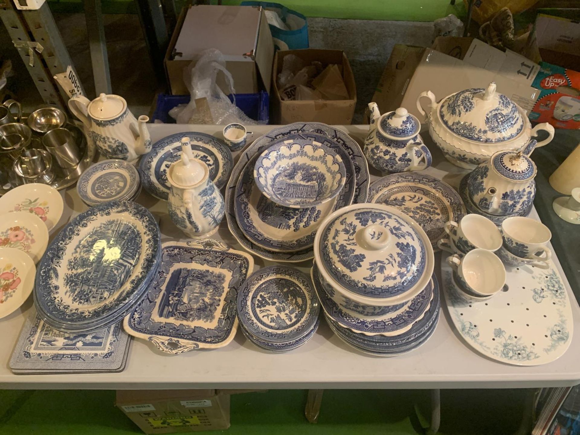 A LARGE ASSORTMENT OF BLUE AND WHITE DECORATIVE CERAMICS TO INCLUDE TEAPOTS, PLATES AND PLACE MATS