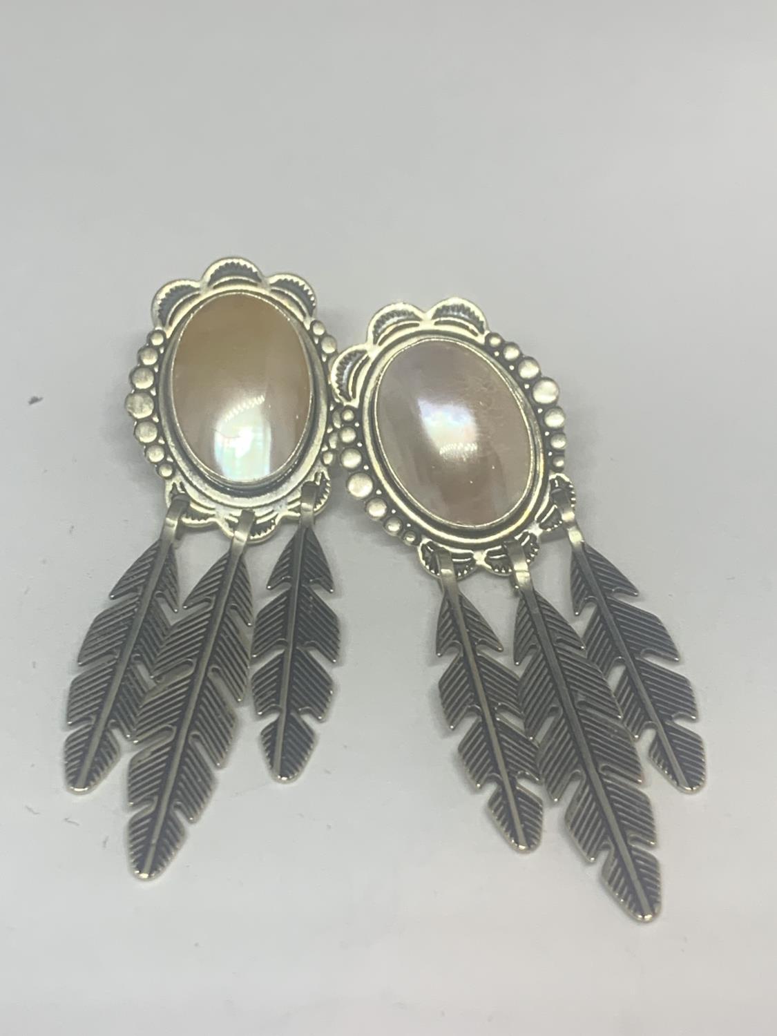 TWO PAIRS OF SILVER EARRINGS TO INCLUDE A FEATHER DESIGN WITH PEARLISED STONE AND AN AMBER - Image 3 of 3