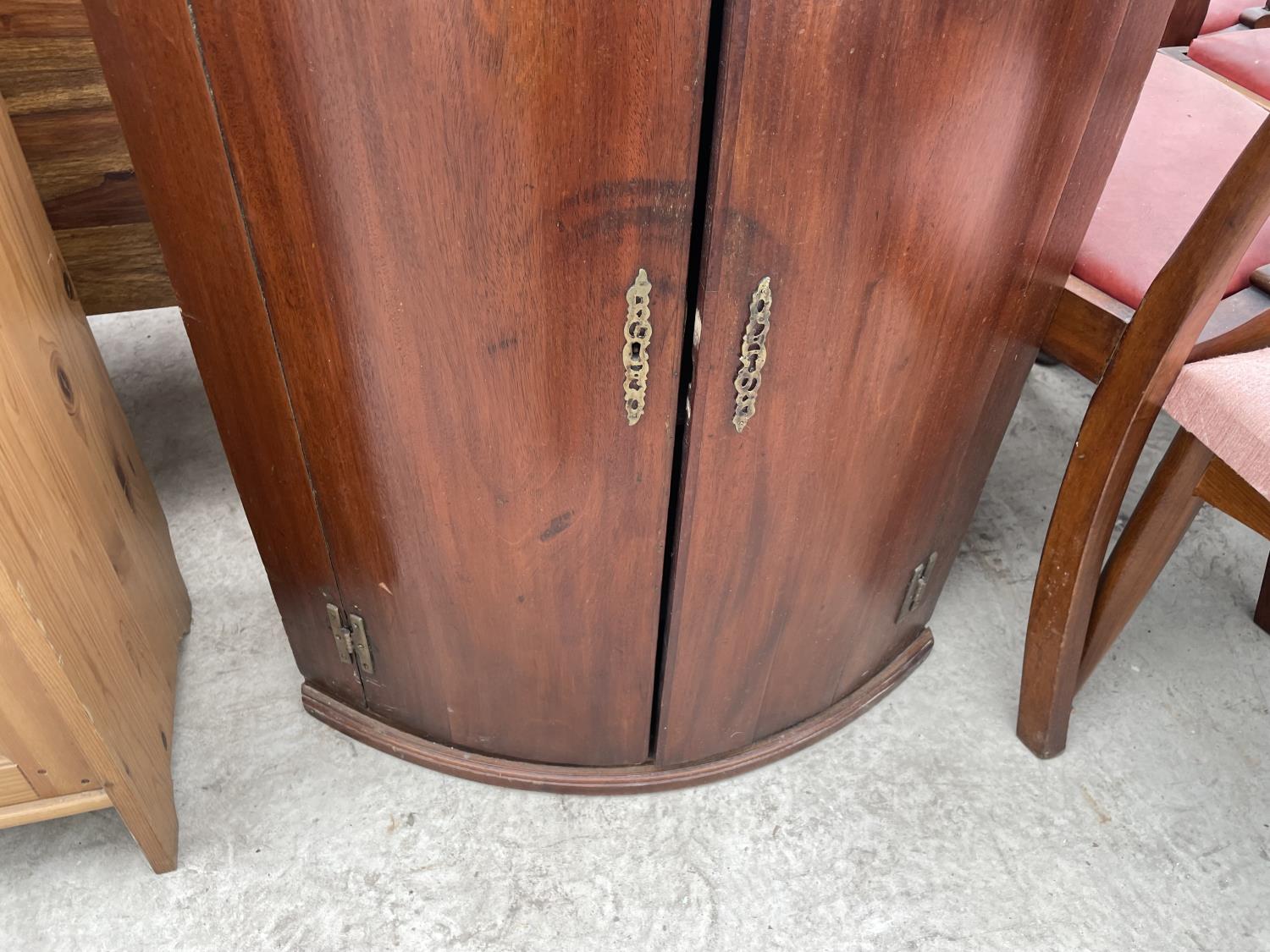 A GEORGE III MAHOGANY TWO DOOR BOWFRONTED CORNER CUPBOARD - Image 3 of 4