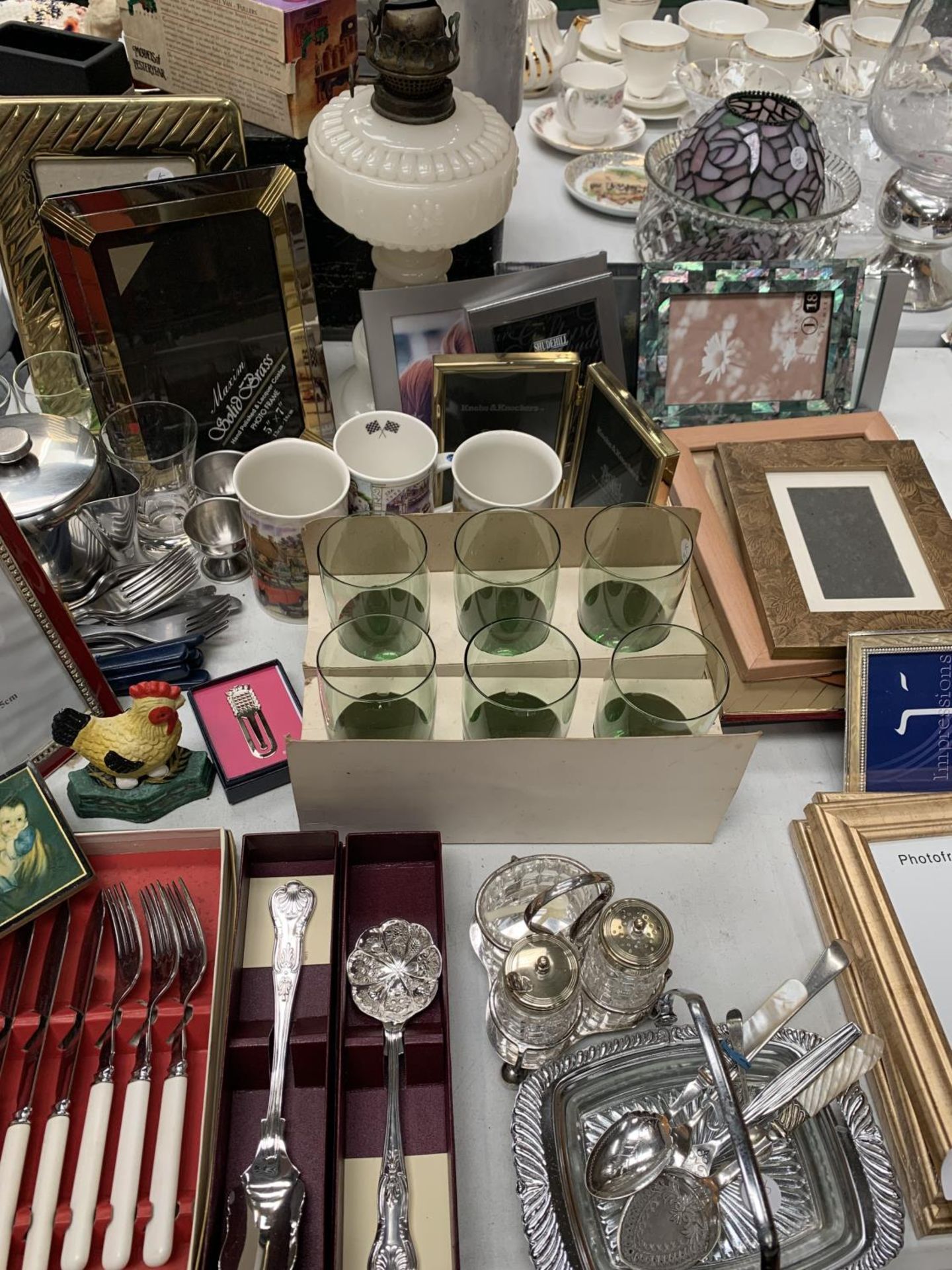 A COLLECTION OF ITEMS TO INCLUDE FLATWARE, PHOTOGRAPH FRAMES, GLASSES, LAMP, SILVER PLATE ETC - Image 3 of 4