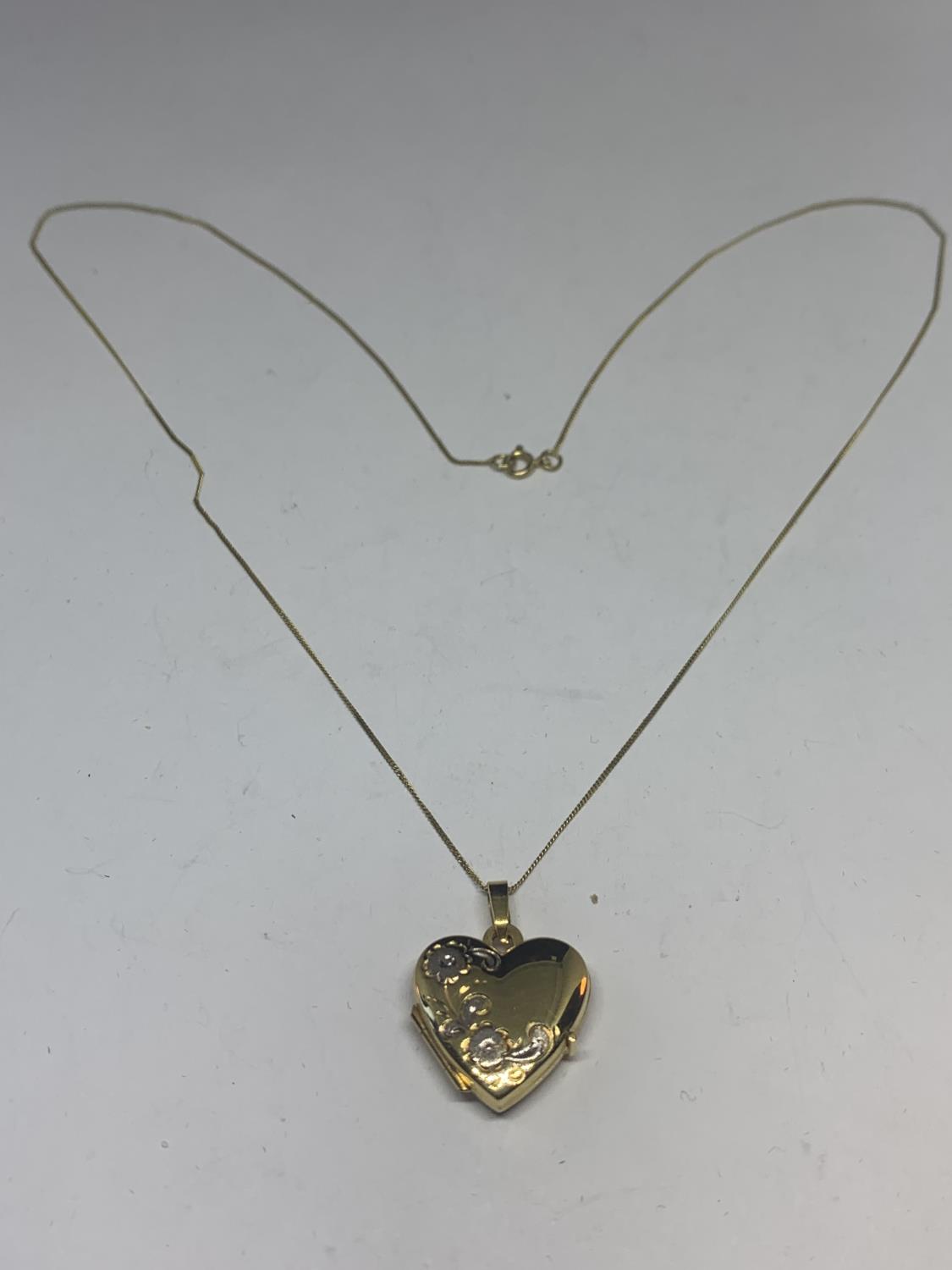 A 9 CARAT GOLD NECKLACE WITH HEART SHAPED LOCKET IN A PRESENTATION BOX