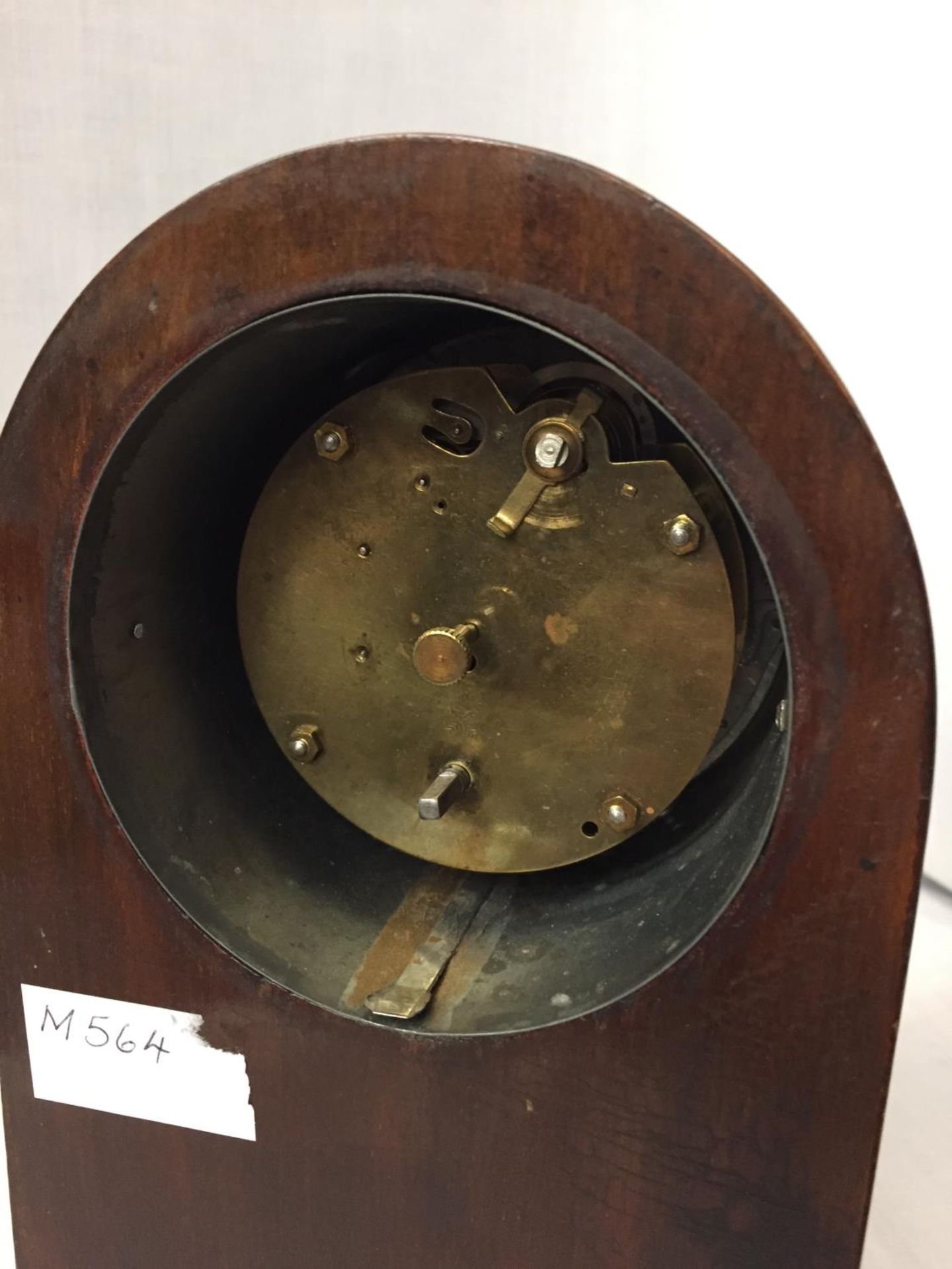 AN INLAID MAHOGANY MANTLE CLOCK - Image 4 of 4