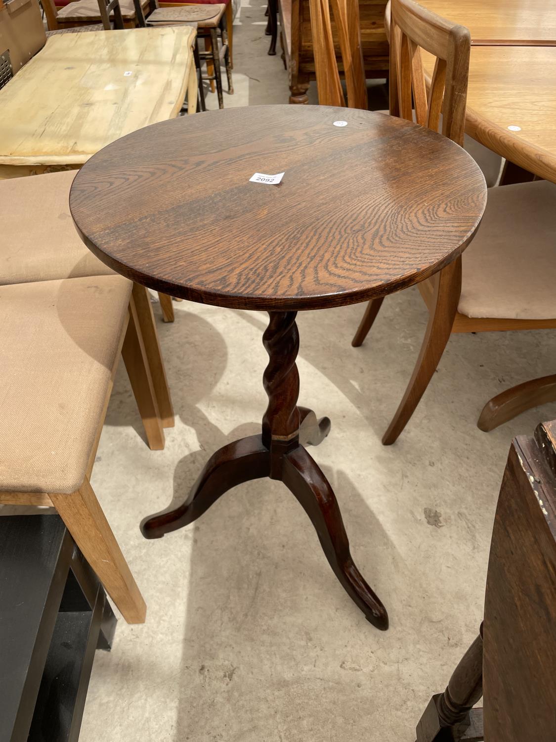 A GEORGIAN STYLE OAK TRIPOD TABLE ON BARLEYTWIST COLUMN, 19" DIAMETER