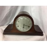 A WOODEN MANTEL CLOCK. H. 23CM