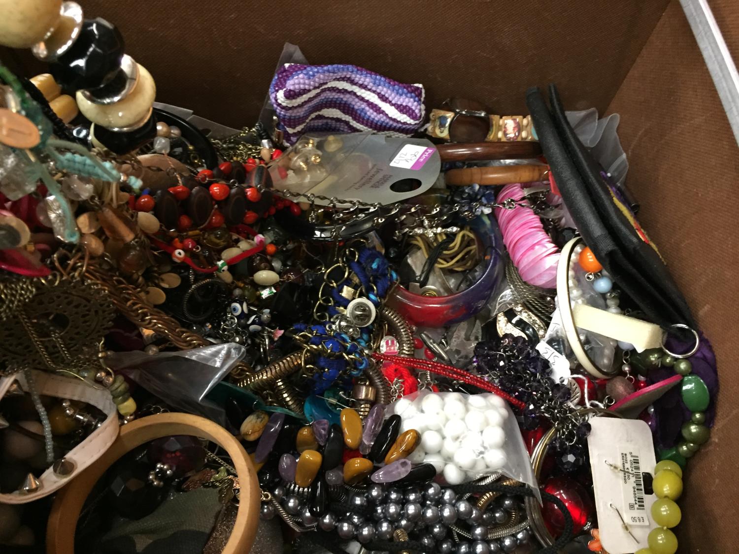 A LARGE BOX OF COSTUME JEWELLERY - Image 3 of 3