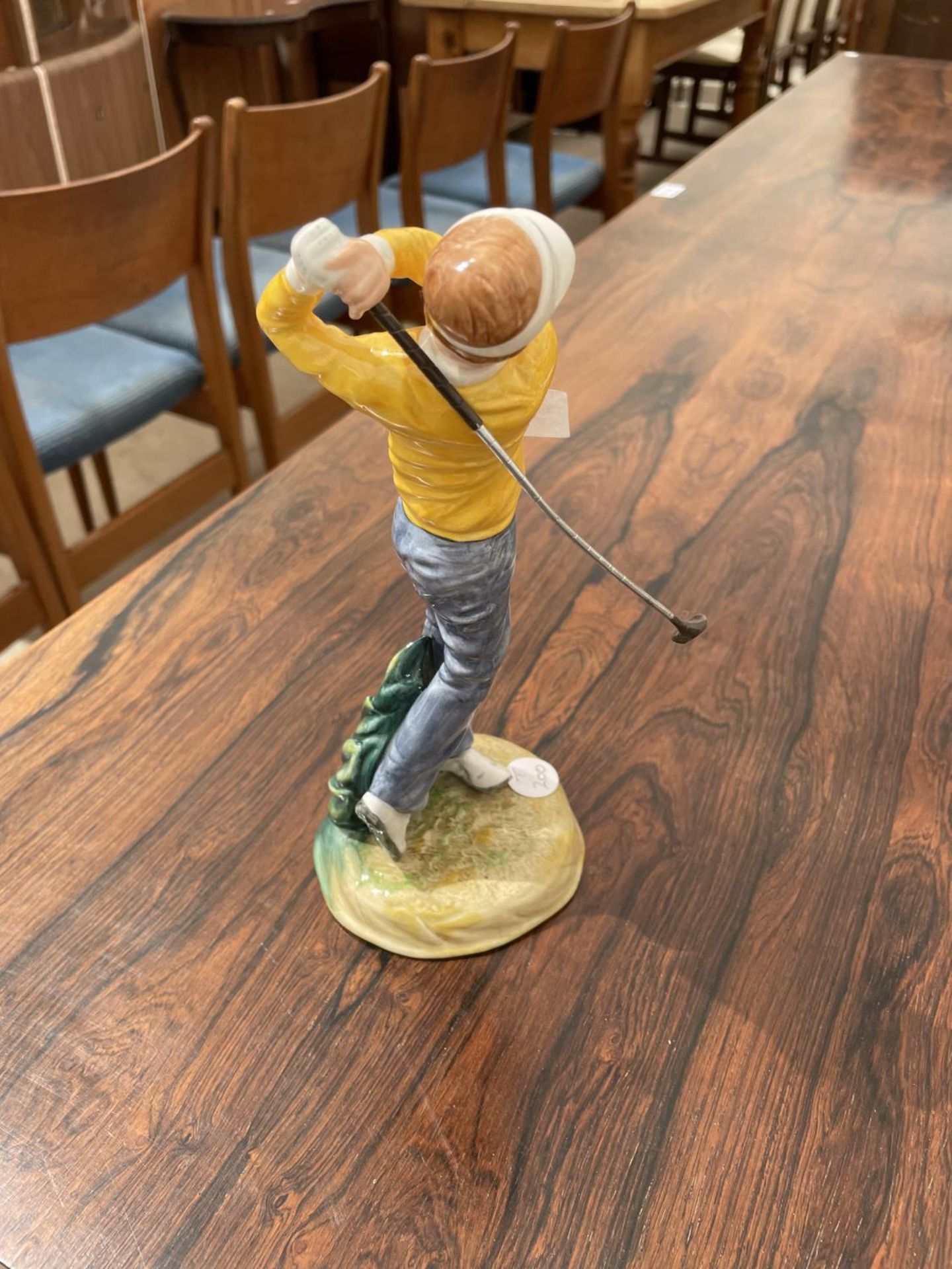 A ROYAL DOULTON GOLF FIGURE 'TEEING OFF' - Image 4 of 6