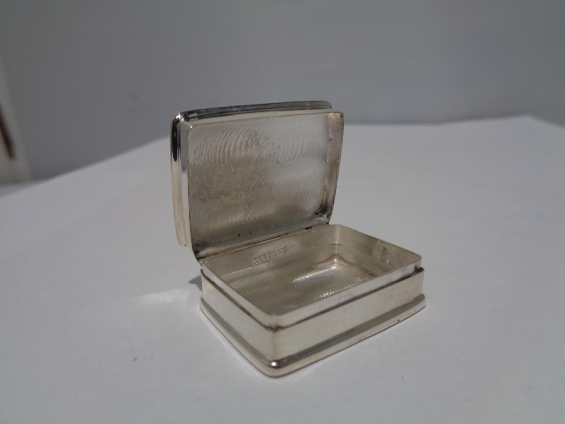 A MARKED SILVER PILL BOX WITH AN ENAMEL EROTIC DESIGN TOP - Image 3 of 4