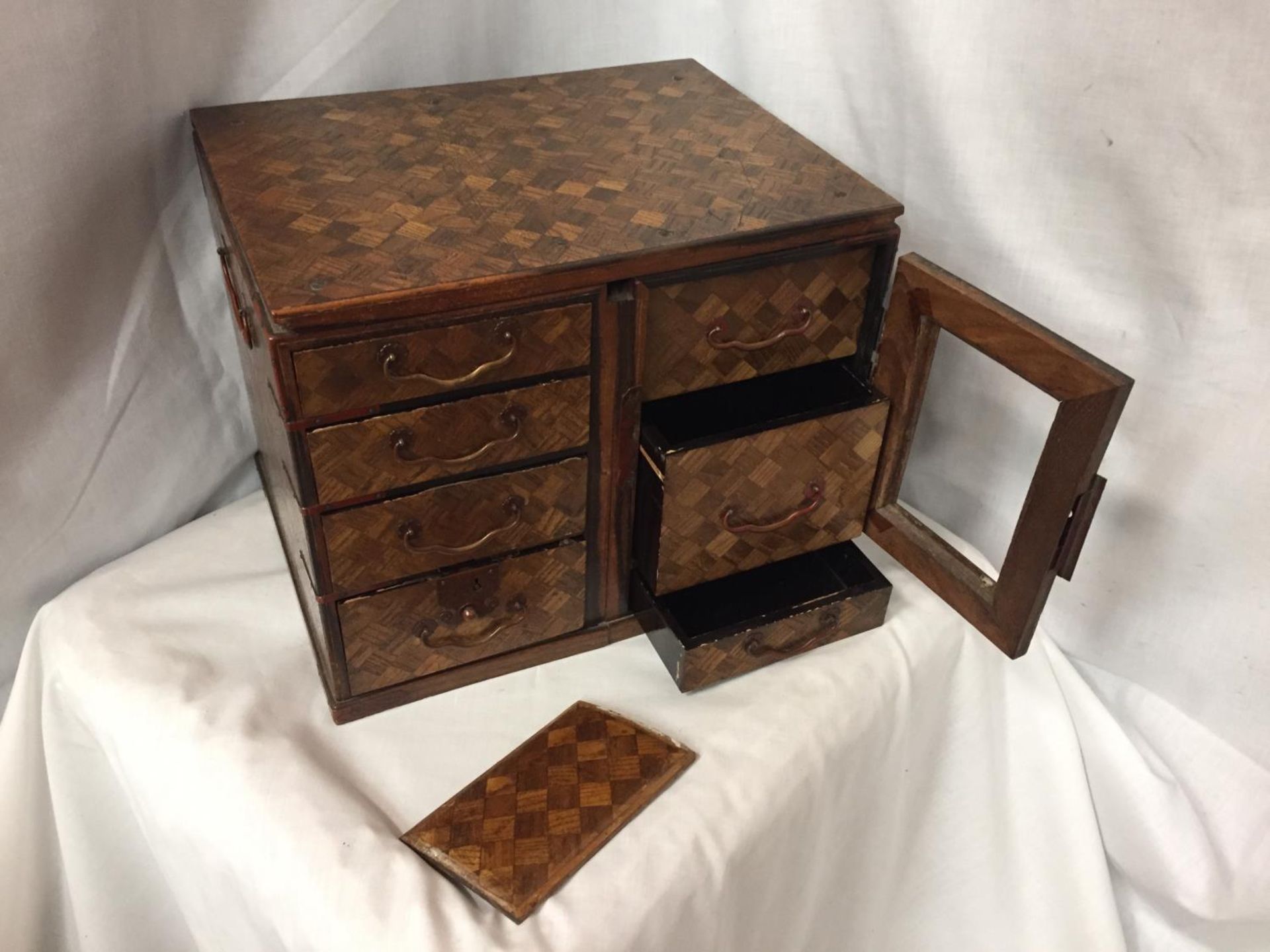 A MINATURE PARQUE WOODEN CHEST WITH DRAWERS 32CM X 26CM - Image 3 of 6