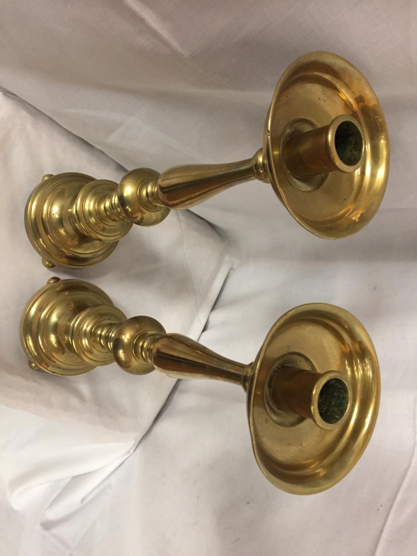 A PAIR OF TALL BRASS CANDLESTICKS HEIGHT 56CM - Image 3 of 3