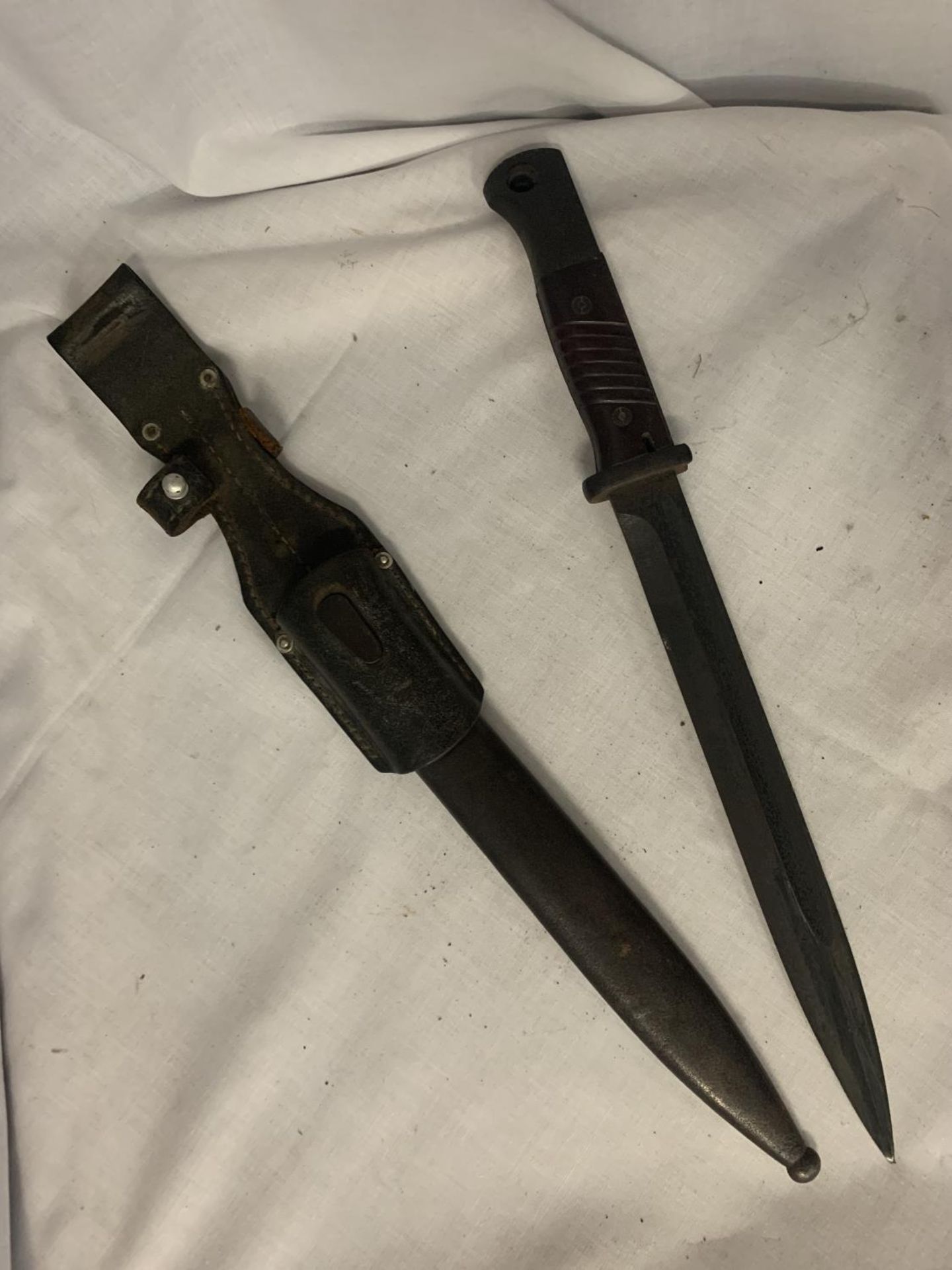 A MILITARY KNIFE AND SHEATH - Image 2 of 3