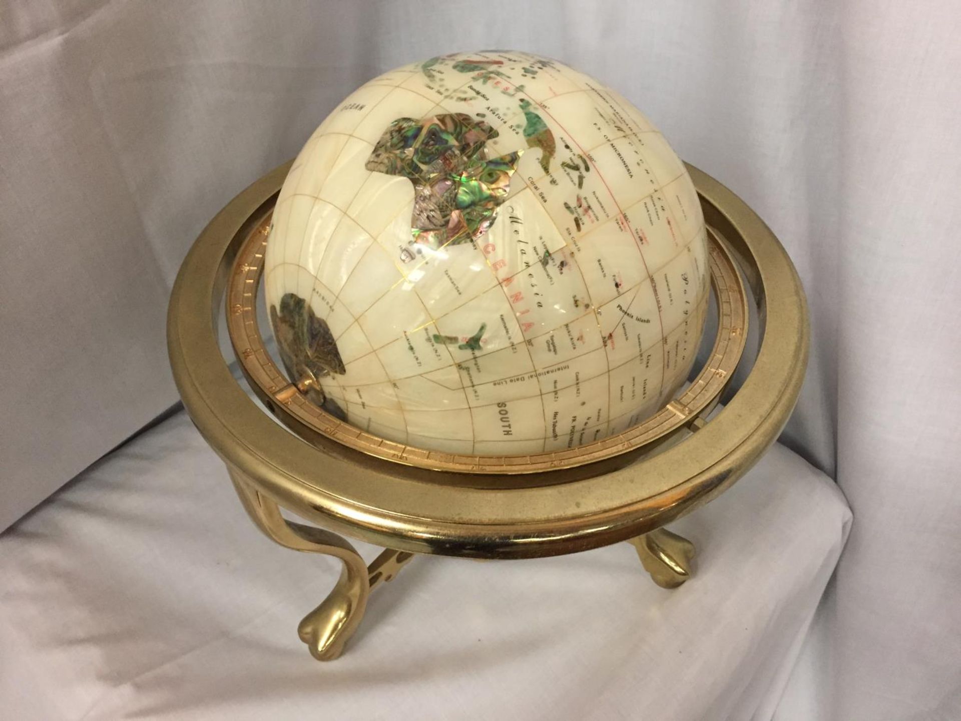 A GEM STONE AND PEARLISED GLOBE ON BRASS STAND 32CM HIGH - Image 4 of 4