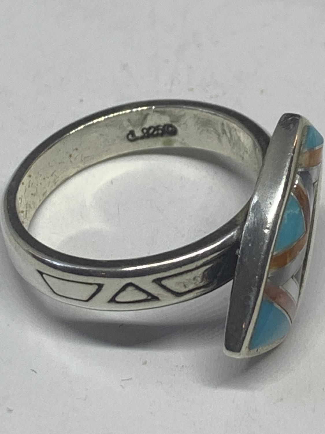 A SILVER RING WITH A NAVAJO STONE DESIGN IN A PRESENTATION BOX - Image 3 of 4