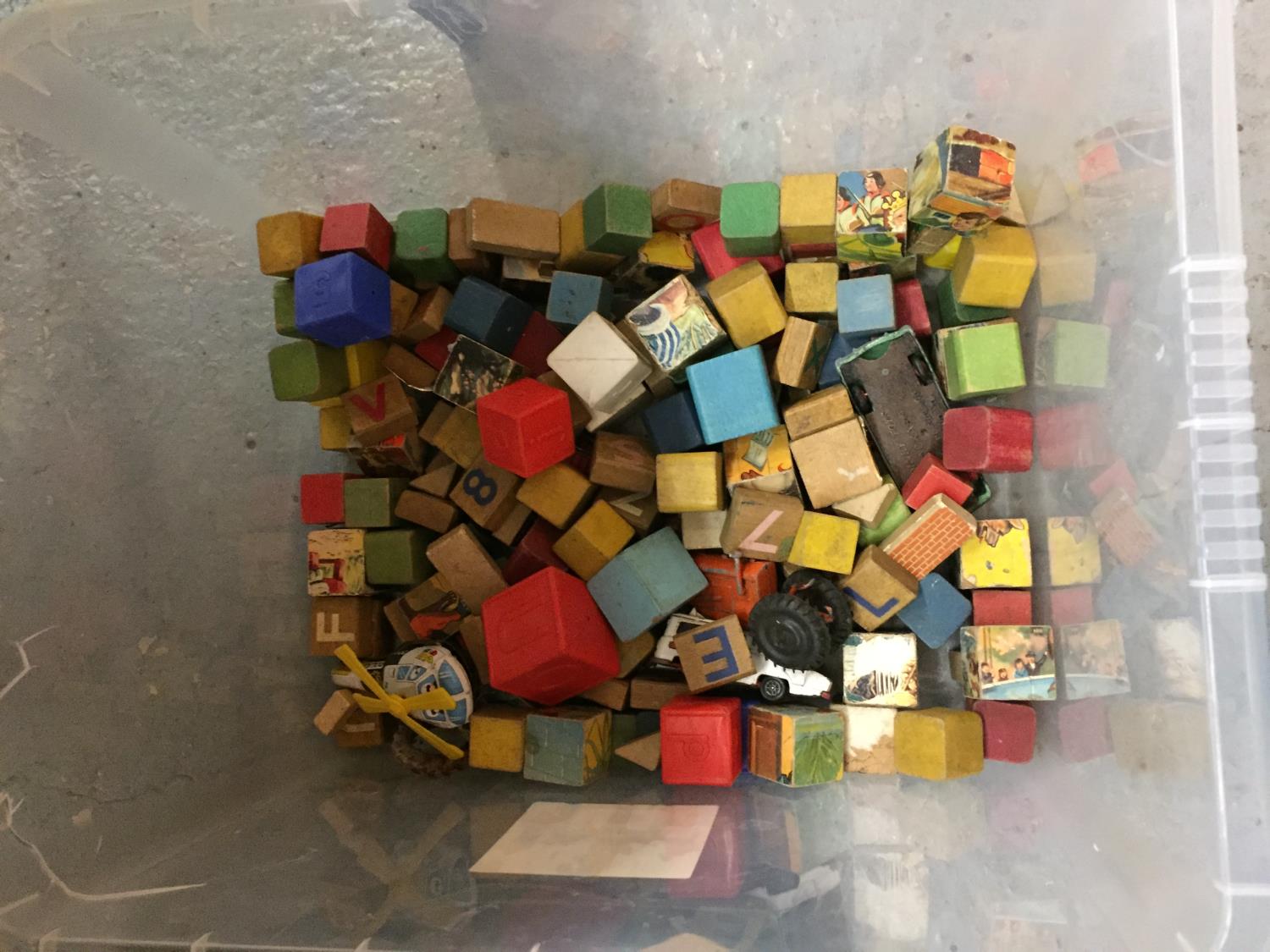 A BOX OF VINTAGE CHILDRENS BUILDING BLOCKS