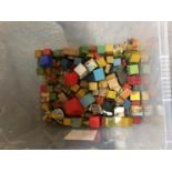 A BOX OF VINTAGE CHILDRENS BUILDING BLOCKS