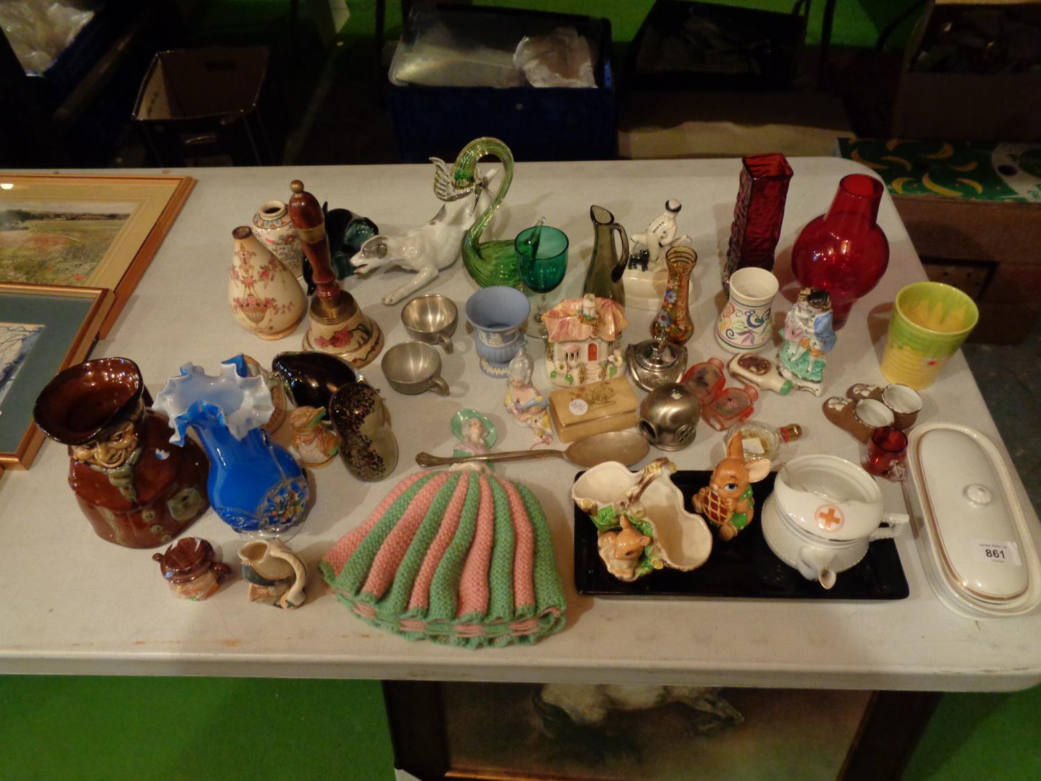 A MIXED SELECTION OF ITEMS TO INCLUDE SMALL VASES, A TRINKET TRAY AND SOME CERAMIC ITEMS