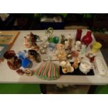 A MIXED SELECTION OF ITEMS TO INCLUDE SMALL VASES, A TRINKET TRAY AND SOME CERAMIC ITEMS