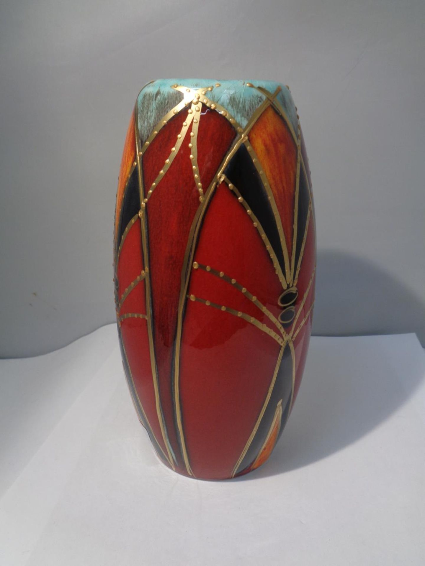 AN ANITA HARRIS HAND PAINTED GOTHIC ARCHES VASE SIGNED IN GOLD