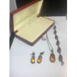 A SILVER AND AMBER SET TO INCLUDE NECKLACE, BRACELET AND EARRINGS IN A FLOWER DESIGN WITH A